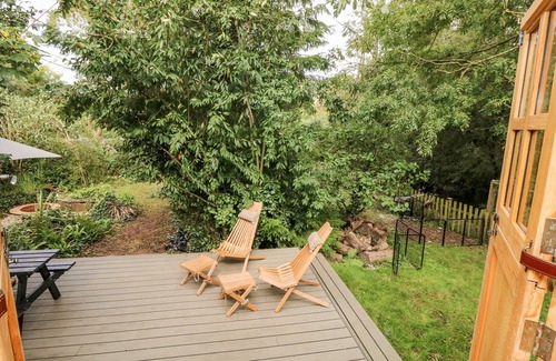 New Forest District Cottage | THE HAPPY HUT, romantic, character holiday cottage in Christchurch