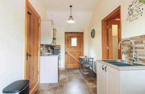 Bridgnorth Cottage | THE HAY LOFT, romantic, with hot tub in Bridgnorth