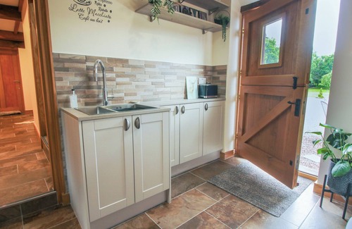 Bridgnorth Cottage | THE HAY LOFT, romantic, with hot tub in Bridgnorth