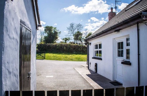 Downpatrick House | The Heights & Hollows Farmhouse (Sleeps 14) Saul, Downpatrick