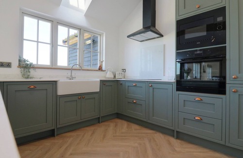 Colchester Cottage | THE HIDE, family friendly, with hot tub in Mersea Island