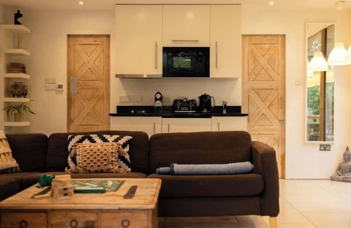 South Cerney Cabin | The Hideaway | Cosy Cotswolds Village Stay for 2
