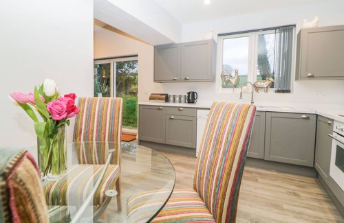 Burgh Island Cottage | THE HIDEAWAY, family friendly, with a garden in Aveton Gifford