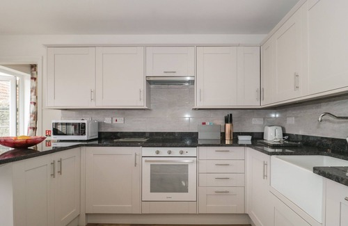 Lympsham Cottage | THE HIDEAWAY, pet friendly, with hot tub in Brean