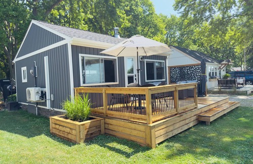 Colchester Cottage | The Hideaway- Lake view Cottage In Wine Country