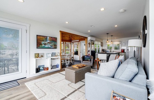 Leamington Cottage | The Hideaway on the Lake with Hot Tub!