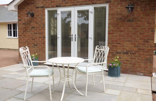 Verwood Cottage | THE HIDEAWAY, romantic, with a garden in Verwood