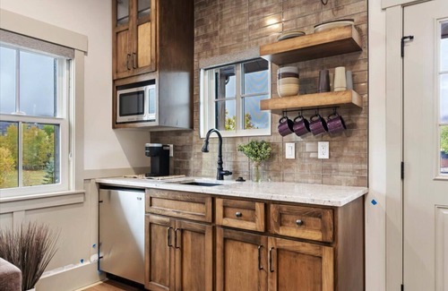 Midway Apartment | The Highland Cow Room - Newly Built Midway Loft