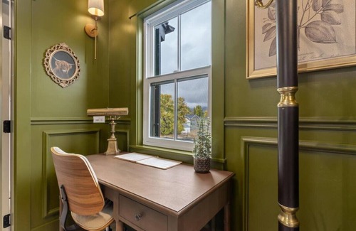 Midway Apartment | The Highland Cow Room - Newly Built Midway Loft