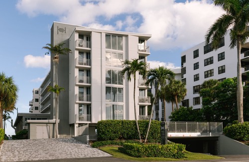 Hillsboro Beach Apartment | The Hillsboro powered by Sonder | Queen Room w/Balcony