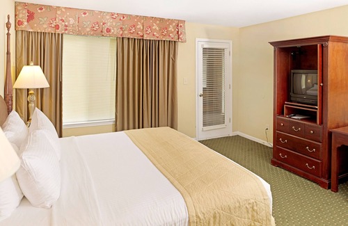 Berkeley Resort | The Historic Powhatan Williamsburg-1 BEDROOM 1 KG GROUND FLOOR SUITE W/SOFABED