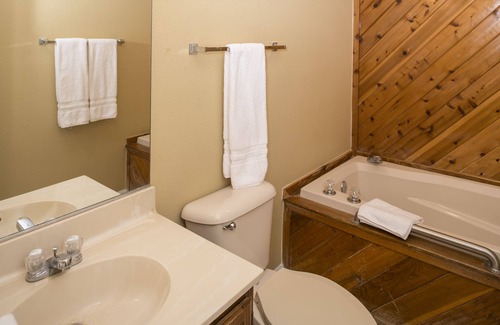 Berkeley Resort | The Historic Powhatan Williamsburg-1 BEDROOM 1 KG GROUND FLOOR SUITE W/SOFABED
