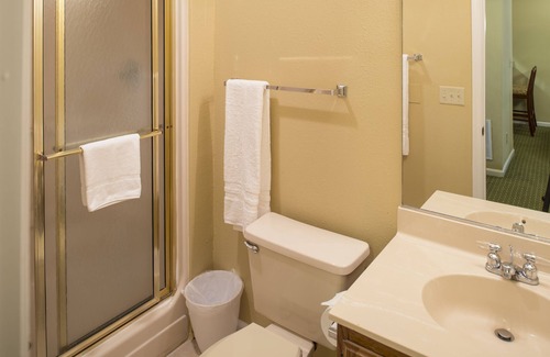 Berkeley Resort | The Historic Powhatan Williamsburg-1 BEDROOM 1 KG GROUND FLOOR SUITE W/SOFABED