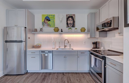 River District Apartment | The Hive 101 King Suite Pet Friendly by BlueStar