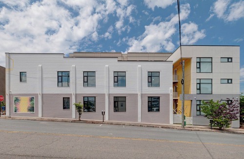 River District Apartment | The Hive 101 King Suite Pet Friendly by BlueStar