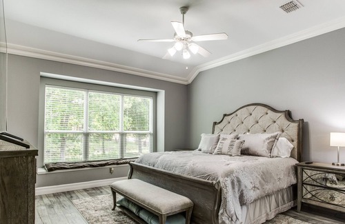 Red Oak House | The home is the perfect space for your Family Vacation/Staycation, or Business.