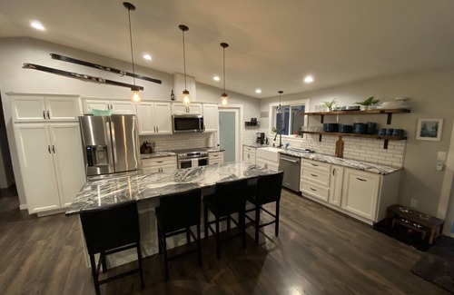 Deschutes River Woods House | The Hopi Getaway - 6 BD/3 BTH - LARGE HOT TUB - GAME ROOM - PETS WELCOME - 1 AC