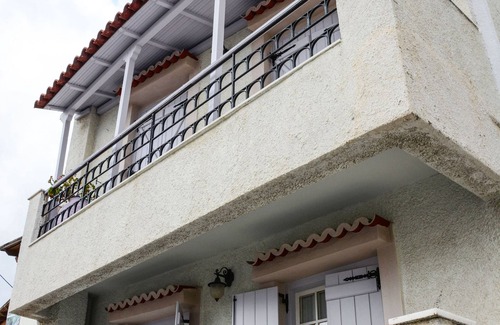 Naxos Apartment | The house is located in the central square of the historical village Kynidaros