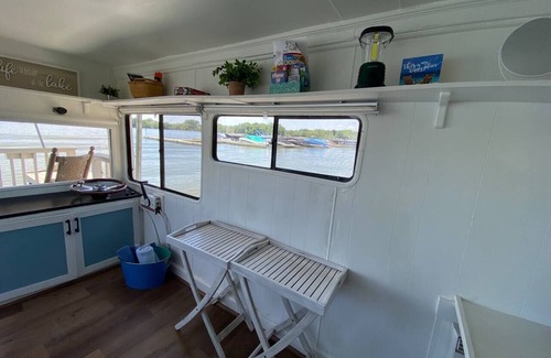 Antioch Boat Rental | The Houseboat @ The Cottages on Petite Lake