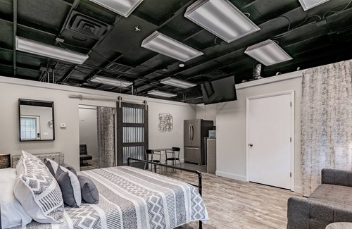 Dade City House | The Howard - Industrial Studio - Downtown Location!