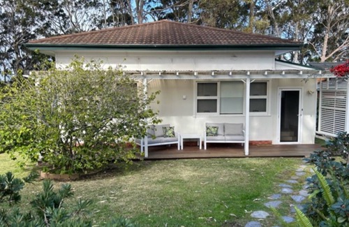 Sanctuary Point House | The Ideal Spot- Pet Friendly Waterfront with Retro Styling