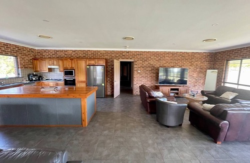 Lovedale House | The Ironstone Lodge vineyard 6Bed with ensuites large group retreat