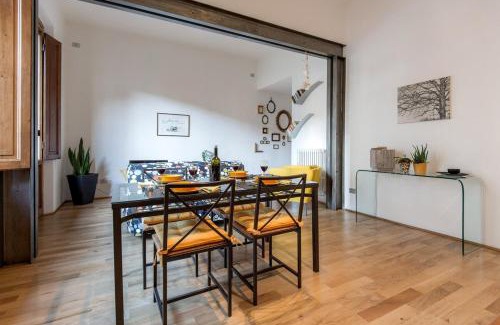 Le Cure Apartment | The Italian Courtyard with free parking nearby