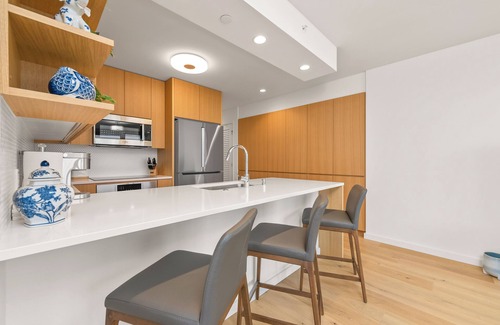 Ala Moana House | The Kapiolani Vista | Skyline Views, Pool, Gym | Walk to Beach & Ala Moana