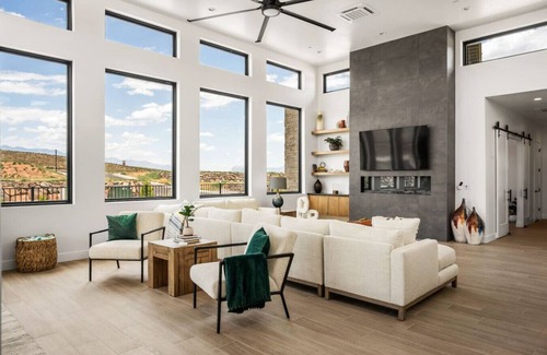 Hurricane Apartment | The Kingpin ~ High-End Golf Oasis ~ Bowling ~ Pool