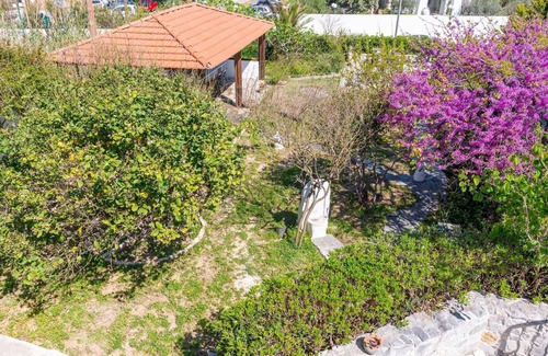 Vathianos Kampos House | The Kokkini Beach Retreat