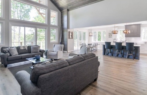Centre Hastings House | The Lake House provides luxury and prestige!