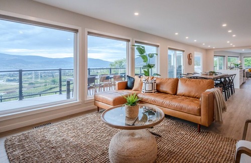 Okanagan-Similkameen House | The Lakeview House - Gorgeous Summerland Home with Pool, Hot Tub & Views!