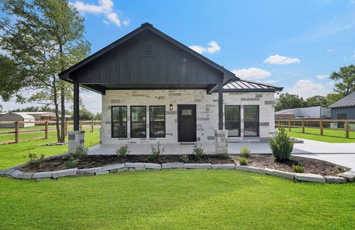 Somerville House | The Lazy Joey, Stylish New 3/2 Near Round Top, Lake Somerville & Aggie Game Day!