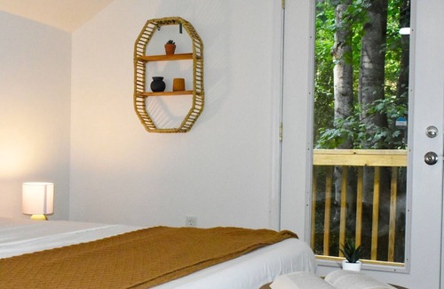 Greenville - Spartanburg Cabin | The Lazy Lodge - 10 Mins to Downtown Greenville