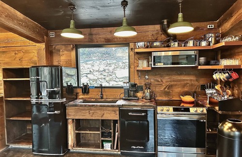 South Bloomingville House | The Ledge @ Lost Cavern