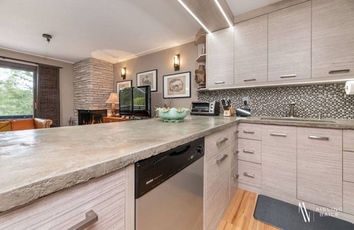 East Kootenay Apartment | The Lekker Condo | Private Beach | Indoor Pool/Tub