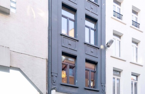 Sint-Andries Apartment | The Light Blue Parrot