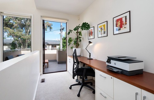 Glen Iris House | The Light House - Close to Harold Holt Swim Centre