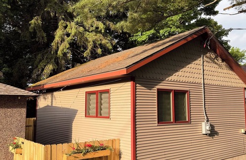 Hancock Cottage | The Little House- private sauna and pet friendly