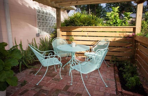 Tampa Heights Apartment | The Little Pink Guest Suite