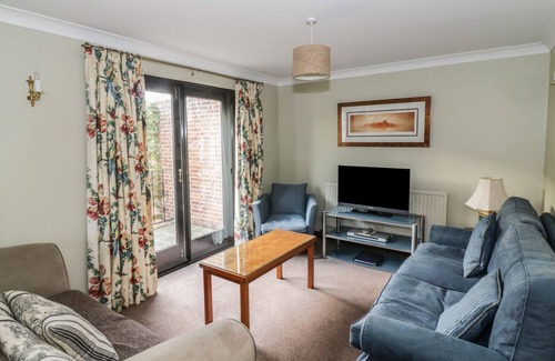 Hadleigh Cottage | THE LODGE OFF HIGH STREET, pet friendly, with a garden in Hadleigh