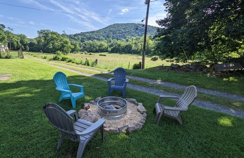 Hopewell House | The Lodge: Restored Rustic 2 Bedroom On The River