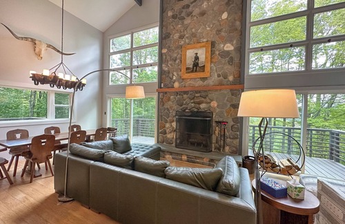 Waitsfield House | The Longhorn - Inspired 5br 3ba Home with Hot Tub