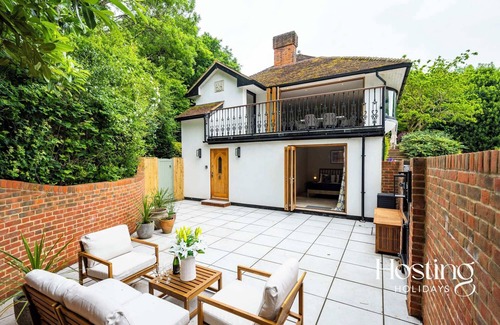 Knowl Hill House | The Lookout - 2 beds, private garden & parking
