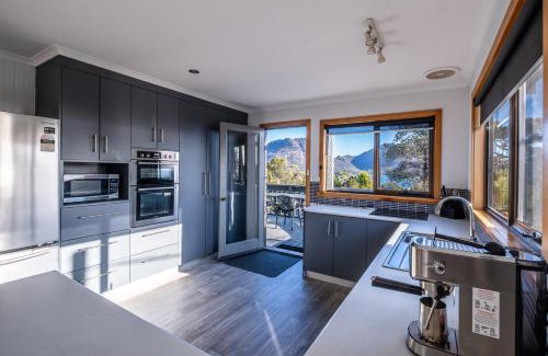 Coles Bay House | The Lookout ~ Large family house with views