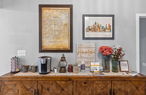 Southmoreland House | The Lounge minutes f/Plaza, Downtown and UMKC! Bungalow Minutes F/Plaza!