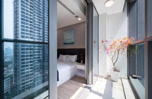 Hang Xanh Hotel | The Luxury Apartment inside Lanmark 81 by Isabelle