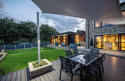 Honley Apartment | The Luxury "Shed"