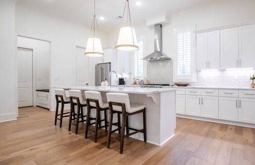 Oxford House | The Magnolia Manor, 4BRHome by Velvet Ditch Villas