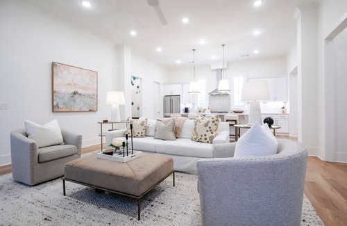 Oxford House | The Magnolia Manor, 4BRHome by Velvet Ditch Villas